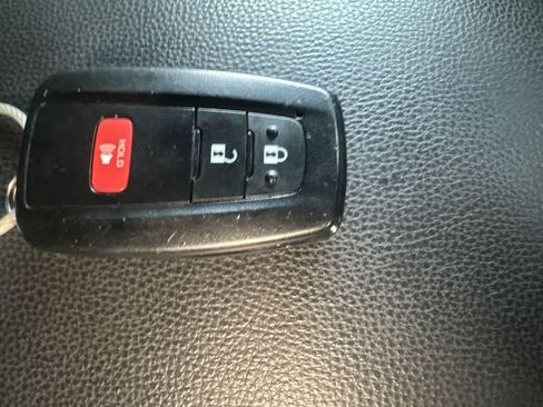 Used 2025 Toyota RAV4 XLE FWD image 28