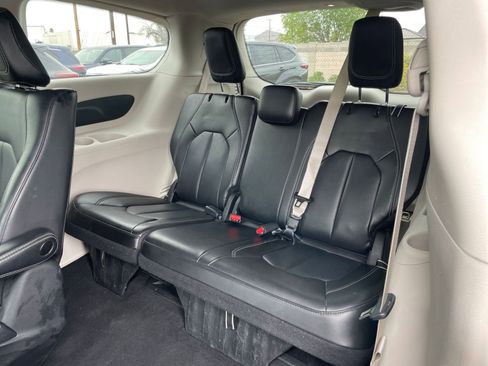 Used 2023 Chrysler Pacifica Touring-L image 31