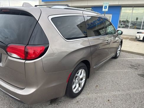 Used 2017 Chrysler Pacifica Touring-L Plus w/ Tire & Wheel Group FWD image 18
