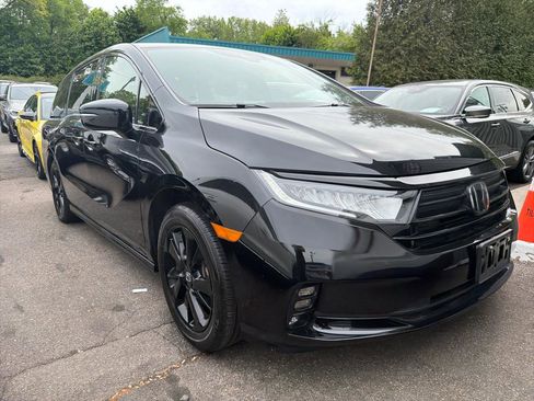 Used 2024 Honda Odyssey Sport image 3