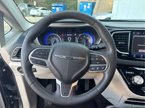 Used 2023 Chrysler Pacifica Touring-L image 20