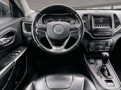 Used 2019 Jeep Cherokee Latitude Plus w/ Cold Weather Group AWD/4WD image 5