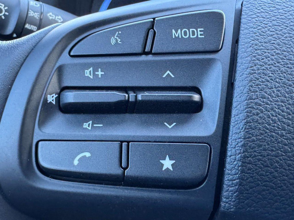 Certified 2025 Hyundai Venue SEL FWD image 17