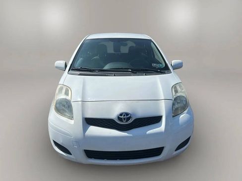 Used 2011 Toyota Yaris 2-Door Hatchback w/ Convenience Pkg FWD image 2
