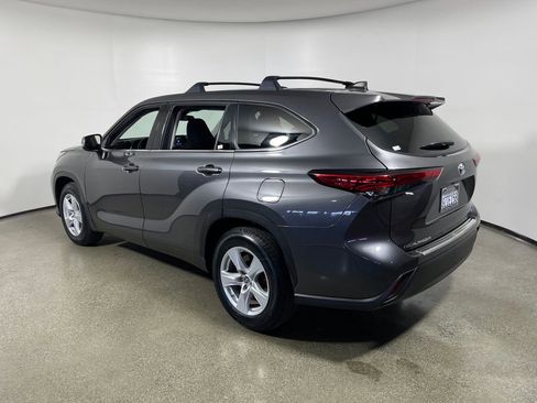 Used 2022 Toyota Highlander LE FWD image 5
