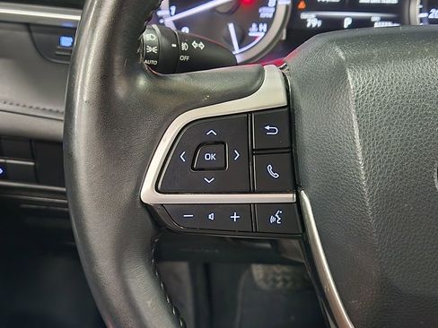 Used 2022 Toyota Highlander XLE FWD image 48