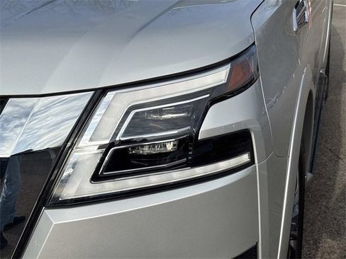 Used 2024 Nissan Armada Platinum w/ Captain's Chairs Package image 10