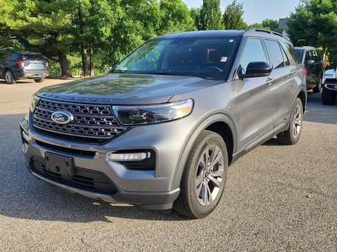 Used 2023 Ford Explorer XLT w/ Equipment Group 202A AWD/4WD image 3
