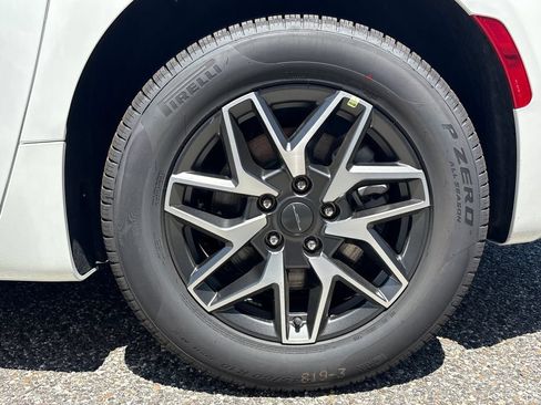 New 2027 Chrysler Pacifica Limited AWD/4WD image 32