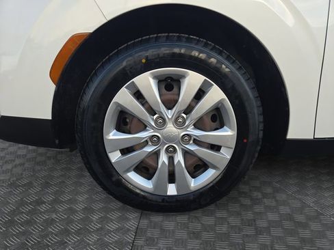 Used 2022 Kia Soul LX image 32