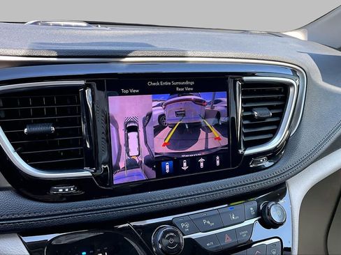 Used 2018 Chrysler Pacifica Limited w/ Advanced Safetytec Group FWD image 25