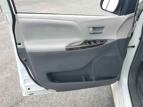 Certified 2018 Toyota Sienna XLE Premium FWD image 21