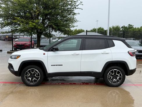 Used 2025 Jeep Compass Trailhawk AWD/4WD image 2
