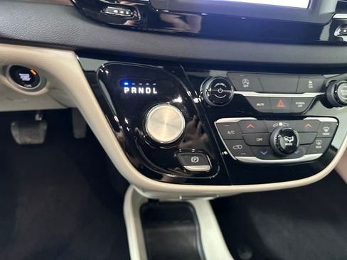 Used 2024 Chrysler Voyager LX image 20