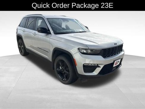 Used 2023 Jeep Grand Cherokee Limited w/ Black Appearance Package AWD/4WD image 4