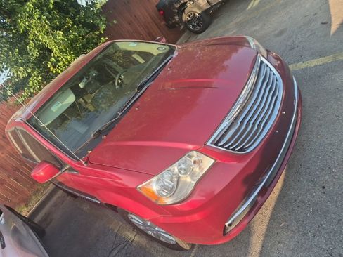 Used 2016 Chrysler Town & Country Touring FWD image 15