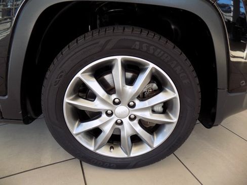 Certified 2018 Jeep Cherokee Limited w/ Technology Group image 9