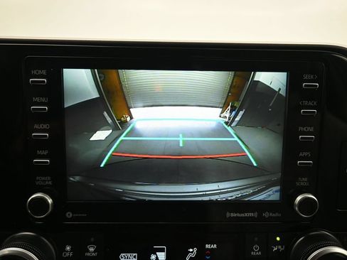 Used 2021 Toyota Highlander XLE AWD/4WD image 18