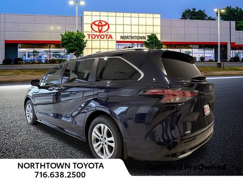 Used 2023 Toyota Sienna Platinum image 3