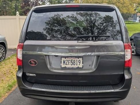 Used 2016 Chrysler Town & Country Touring-L FWD image 3