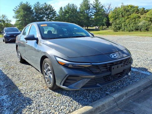 Used 2024 Hyundai Elantra SEL FWD image 13