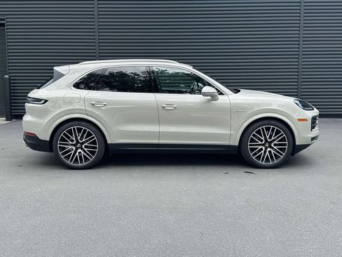 Certified 2025 Porsche Cayenne E-Hybrid AWD/4WD image 6