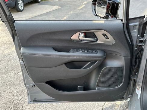 New 2025 Chrysler Pacifica Select image 32