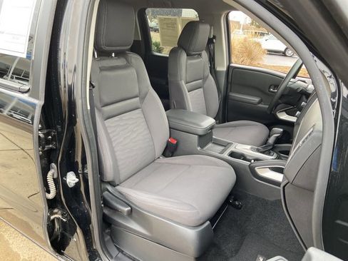 Used 2024 Nissan Frontier SV image 19