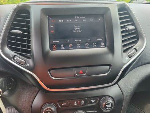 Used 2019 Jeep Cherokee Latitude w/ Cold Weather Group AWD/4WD image 25