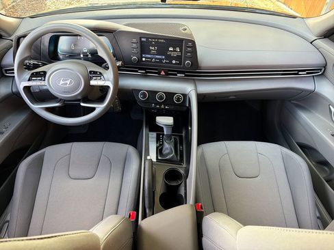 Used 2025 Hyundai Elantra SE image 21