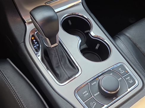 Used 2019 Jeep Grand Cherokee Overland AWD/4WD image 21