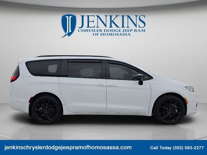 Used 2024 Chrysler Pacifica Limited w/ Uconnect Theater Family Group