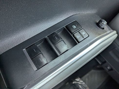 Used 2024 Toyota Highlander LE FWD image 23