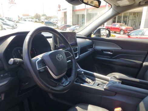 Used 2024 Toyota Grand Highlander image 18