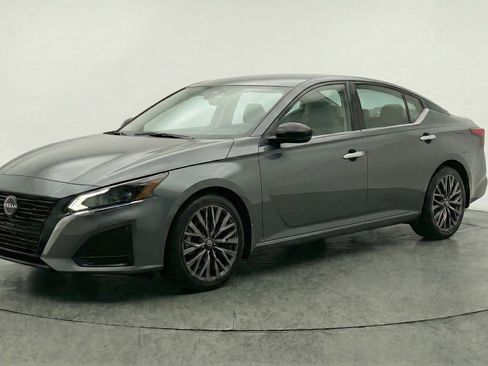 Used 2025 Nissan Altima 2.5 SV FWD image 3