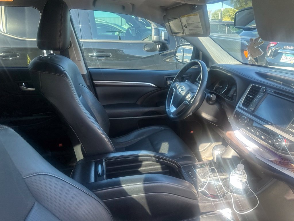 Used 2016 Toyota Highlander Limited w/ Driver Technology Package AWD/4WD image 24