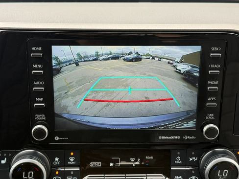Used 2021 Toyota Highlander XLE AWD/4WD image 35