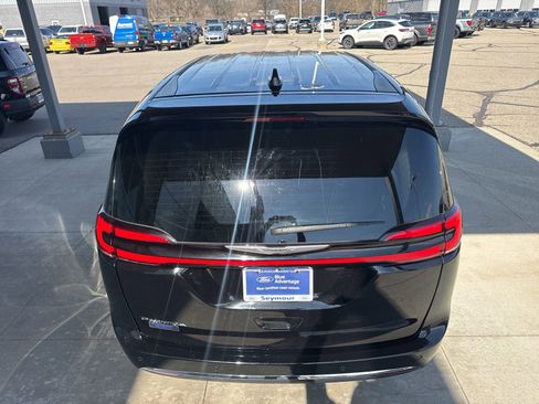 Used 2024 Chrysler Pacifica Touring-L image 7