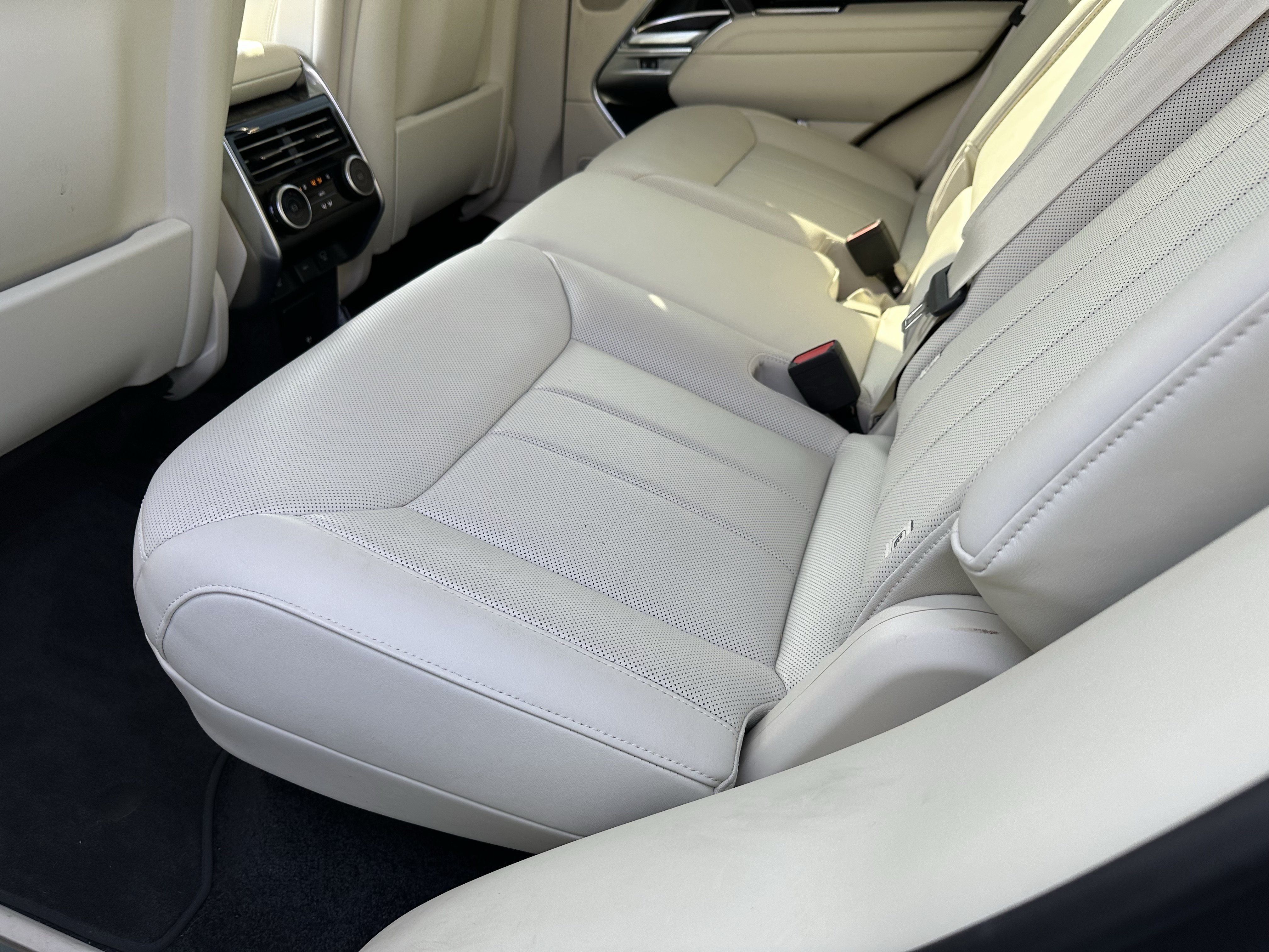 Certified 2025 Land Rover Range Rover SE AWD/4WD image 32