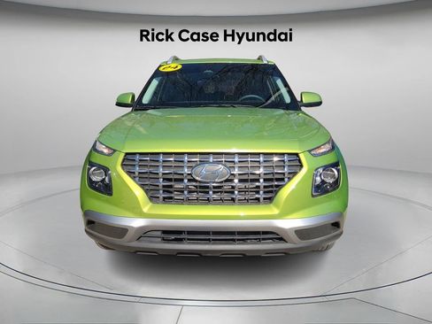 Used 2024 Hyundai Venue SEL image 3