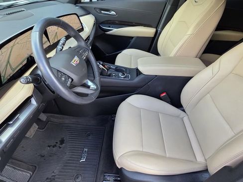 Used 2025 Cadillac XT4 Premium Luxury FWD image 6