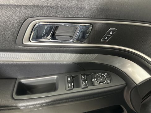 Used 2017 Ford Explorer XLT image 11