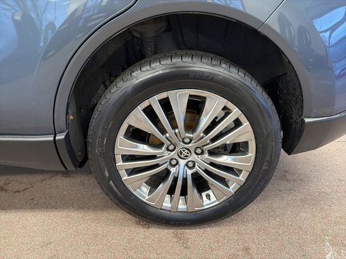 Used 2021 Toyota Venza Limited image 23