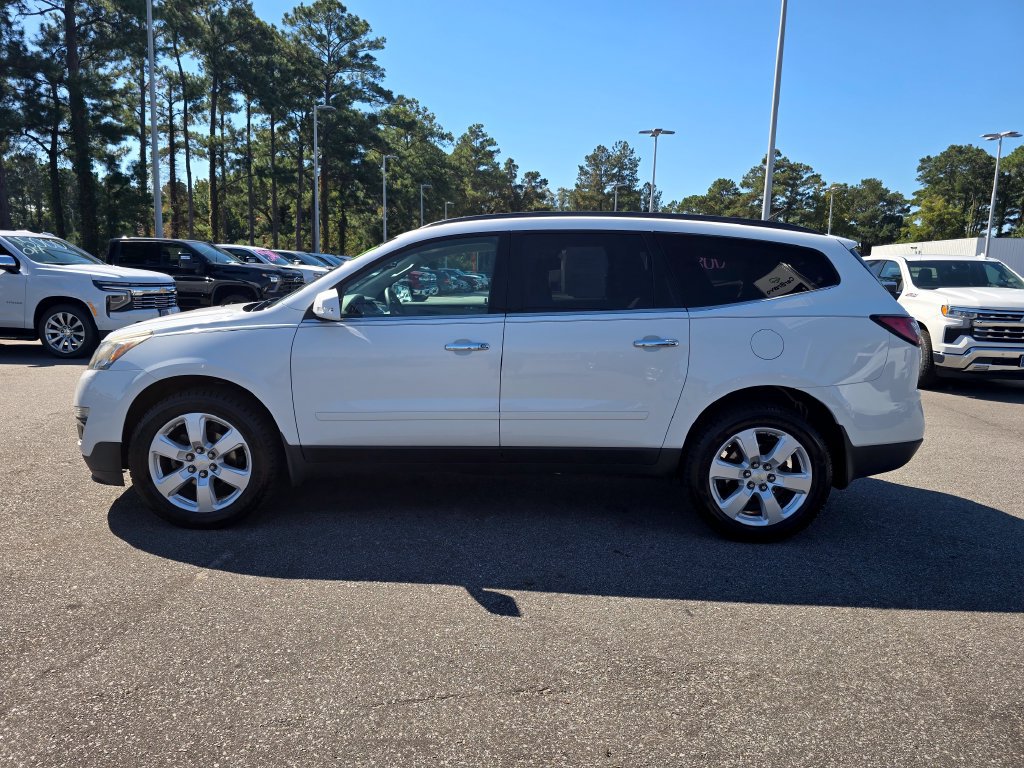 Used 2017 Chevrolet Traverse LT w/ Style and Technology Package FWD image 2