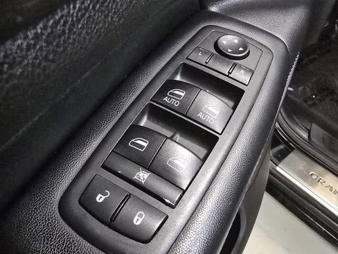Used 2018 Jeep Grand Cherokee Altitude RWD image 16