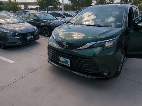 Used 2026 Toyota Sienna XLE FWD image 16