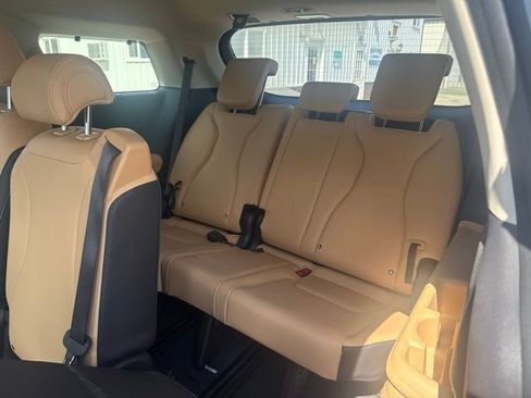 Used 2024 Kia Carnival EX FWD image 6