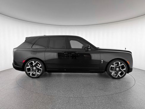 New 2026 Rolls-Royce Cullinan Black Badge image 3
