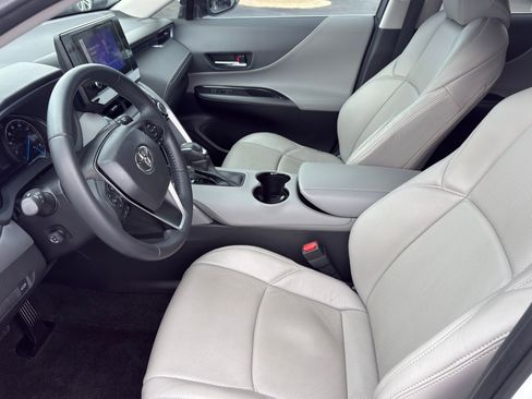 Used 2023 Toyota Venza LE image 11