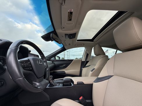 Used 2020 Lexus ES 300h w/ Premium Package image 38